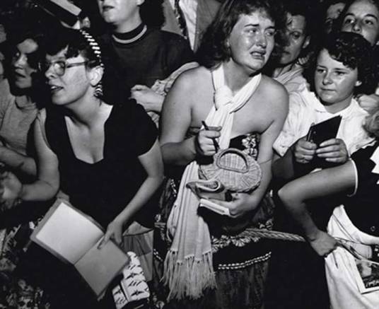 1950_c_Weegee_autograph-hunters-c